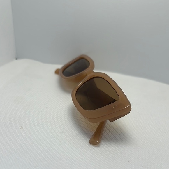 Chic Retro Rectangle Sunglasses - Light Brown with Gold V   UV 400 protection main image 7